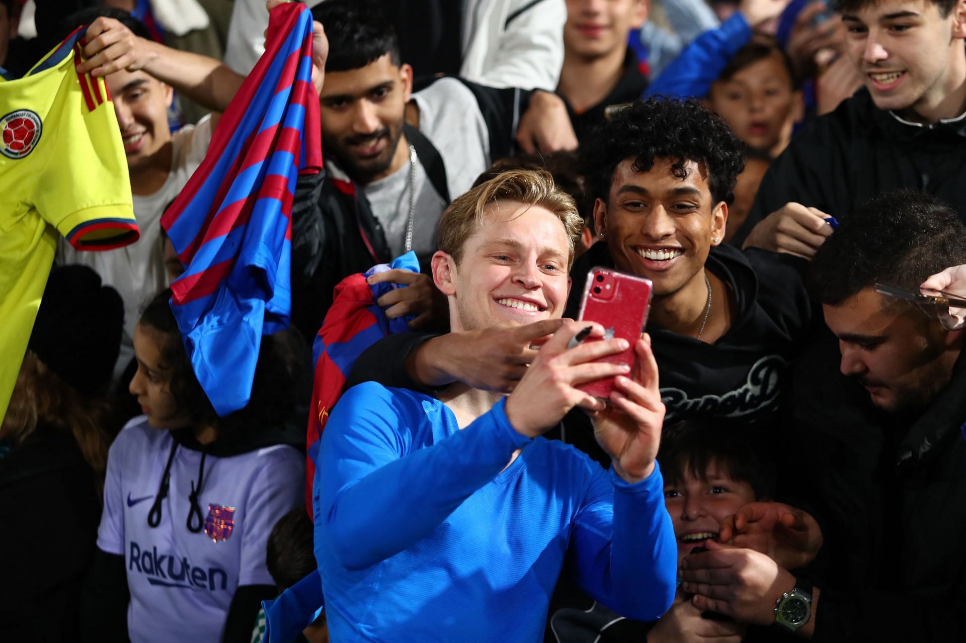 Frenkie de Jong continues to be linked with United